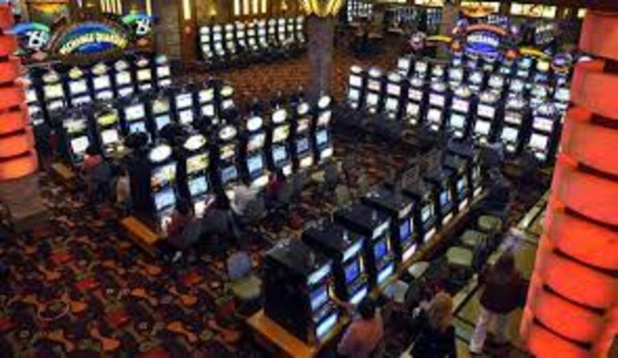 does commerce casino have slots